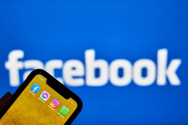 Facebook şirket uygulamaları telefon ekranında