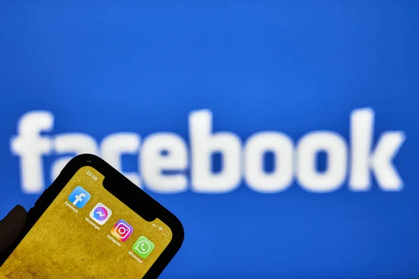 Facebook şirket uygulamaları telefon ekranında — Stok fotoğraf