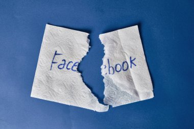 Yırtık kağıt peçetede Facebook logosu