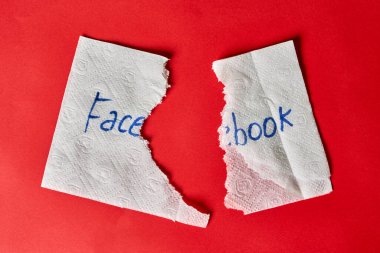 Yırtık kağıt peçetede Facebook logosu