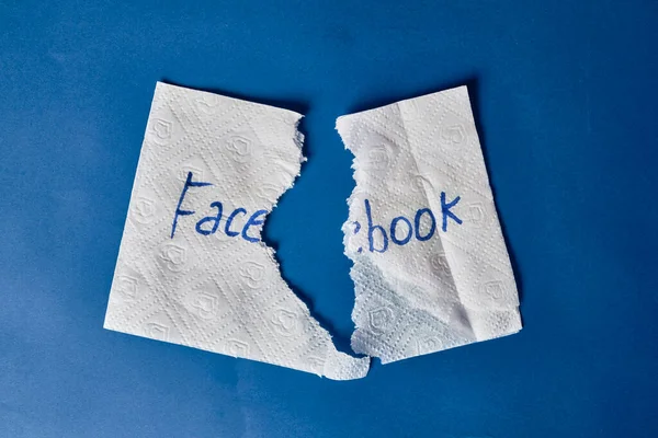 Logo de Facebook en servilleta de papel rasgado Imagen De Stock