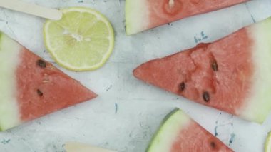 Tatlı karpuz ve limon dilimleri