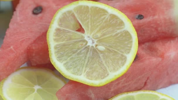 Süße Wassermelonen und Zitronenscheiben — Stockvideo