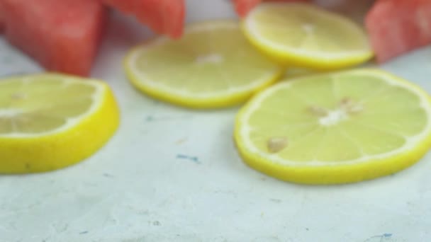 Melancia doce e fatias de limão — Vídeo de Stock