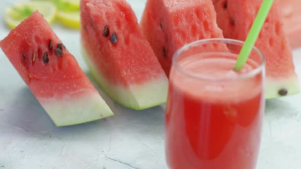 Jugo de sandía dulce y rodajas de sandía — Vídeos de Stock