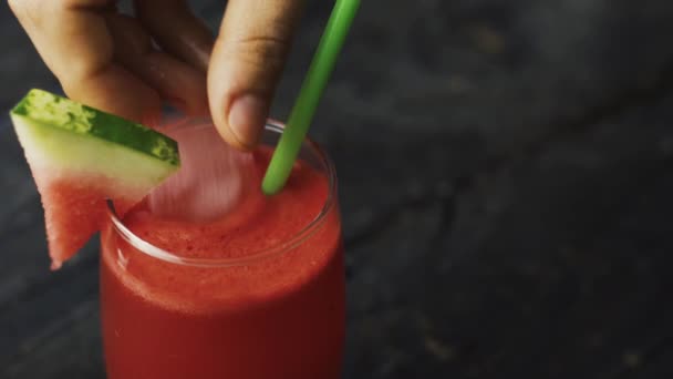 Frischer Wassermelonen-Smoothie im Glas mit Scheiben Wassermelone — Stockvideo