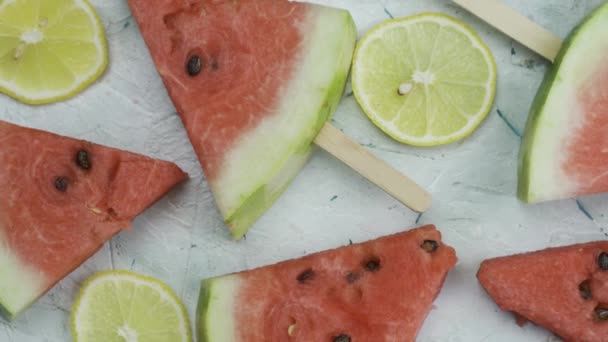 Süße Wassermelonen und Zitronenscheiben — Stockvideo