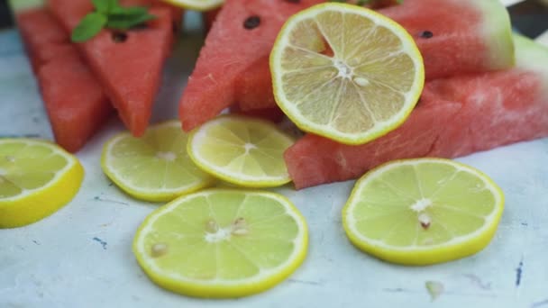 Süße Wassermelonen und Zitronenscheiben — Stockvideo