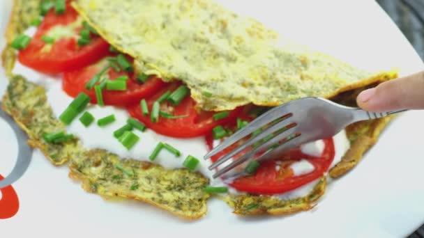 Eet omelet met zure room, tomaat en groente — Stockvideo