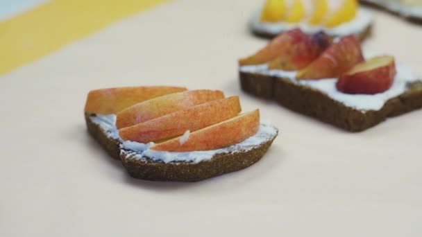 Hacer tostadas con frutas frescas para el desayuno — Vídeos de Stock