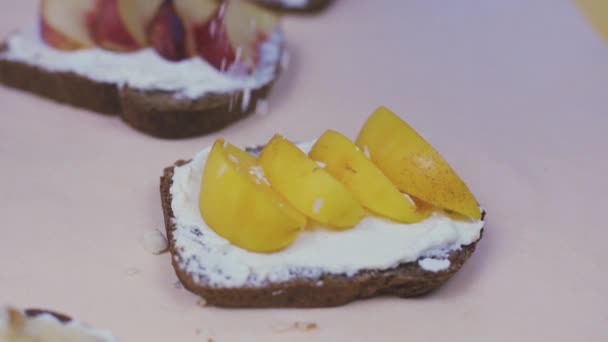 Making toasts with fresh fruits for breakfast — Stock Video