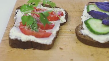 Taze sebzeli tost, yumurta, mozzarella.