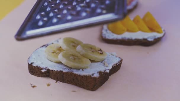 Виготовлення тостів зі свіжими фруктами на сніданок — стокове відео