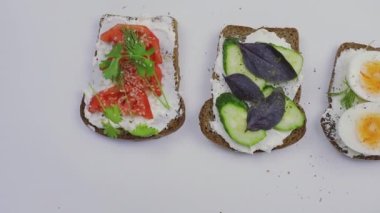 Taze sebzeli tost, yumurta, mozzarella.