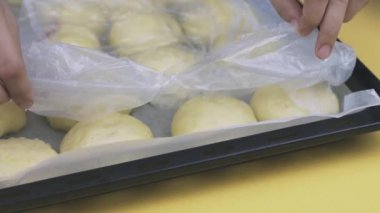 Ev yapımı tatlı çörekleri hazırlıyorum.