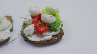 Taze sebzeli tost, yumurta, mozzarella.