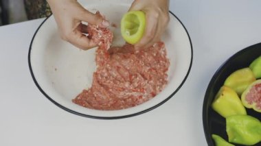 Kadın doldurulmuş biber hazırlıyor.