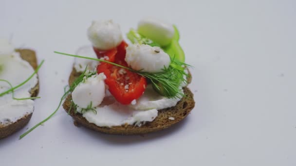 Тосты со свежими овощами, яйцом, моцареллой — стоковое видео