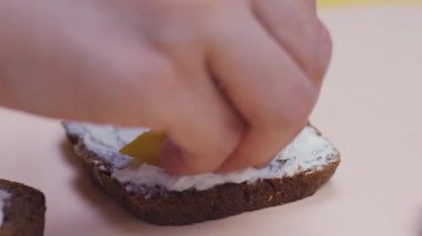 Kahvaltıda taze meyveli tost yapıyorum.