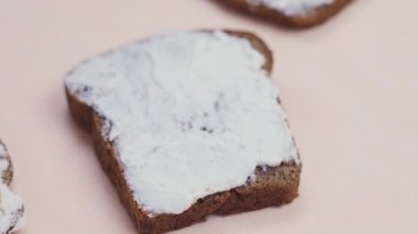 Kahvaltıda taze meyveli tost yapıyorum.