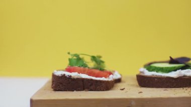 Taze sebzeli tost, yumurta, mozzarella.