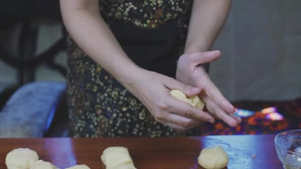 Hausgemachte süße Semmeln Teig zubereiten — Stockvideo