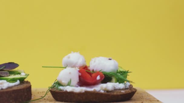 Toast mit frischem Gemüse, Ei, Mozzarella — Stockvideo