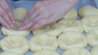 Ev yapımı tatlı çörekleri hazırlıyorum.