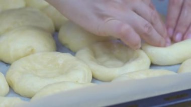 Ev yapımı tatlı çörekleri hazırlıyorum.