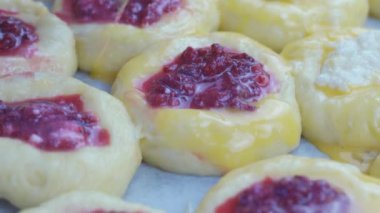 Ev yapımı tatlı çörekleri hazırlıyorum.