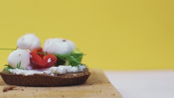 Torradas com legumes frescos, ovo, mussarela — Vídeo de Stock