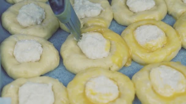 Hausgemachte süße Semmeln Teig zubereiten — Stockvideo