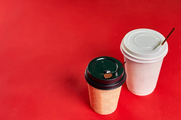Две одноразовые пластиковые кофейные чашки — стоковое фото