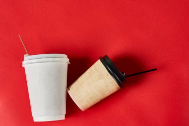 İki tek kullanımlık plastik kahve fincanı.