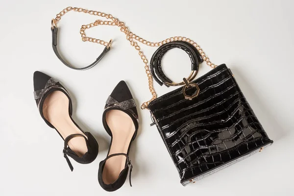 Μαύρο δέρμα γυναικεία παπούτσια και τσάντα — Φωτογραφία Αρχείου