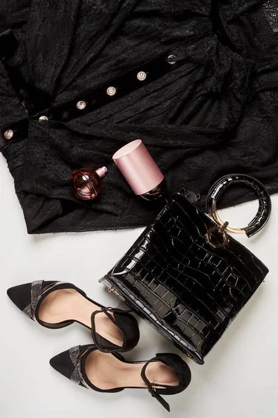 Chaussures et sac en cuir noir pour femmes — Photo