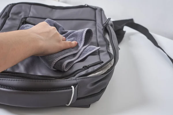 Чистка рюкзака с мочалкой — стоковое фото