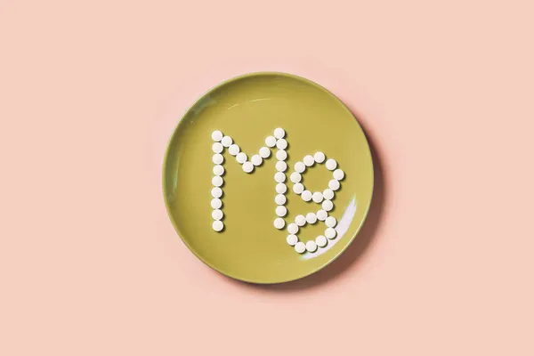 MG üzenet. A tányéron lévő magnézium szimbóluma — Stock Fotó