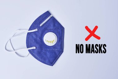 Maskesi yok. Kızıl haçlı tıbbi bir koruyucu yüz maskesi.