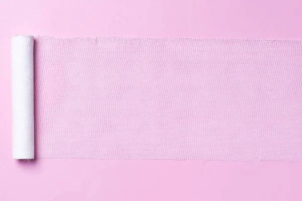 Fehér kötés rózsaszínen — Stock Fotó