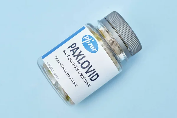 Paxlovid - новий антивірусний препарат, розроблений Пфізером. — стокове фото