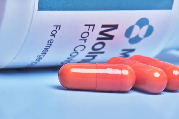 Molnupiravir - első jóváhagyott orális antivirális tabletta Covid-19 ellen — Stock Fotó