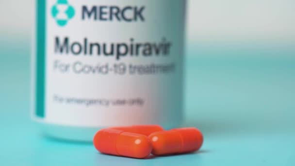 Molnupiravir -首次批准口服抗Covid-19病毒药丸 — 图库视频影像