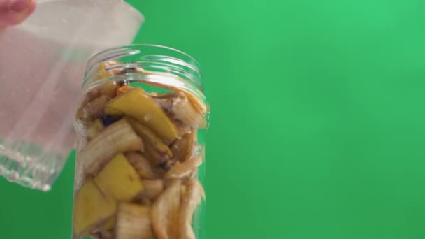 Виготовлення добрив з шкірки банана — стокове відео