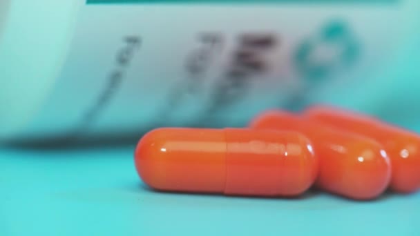Molnupiravir - впервые одобренные оральные антивирусные таблетки против Covid-19 — стоковое видео
