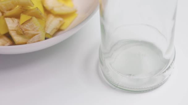 Fazendo fertilizante de casca de banana — Vídeo de Stock