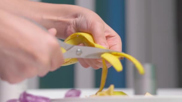 Produkcja nawozów ze skórki banana — Wideo stockowe