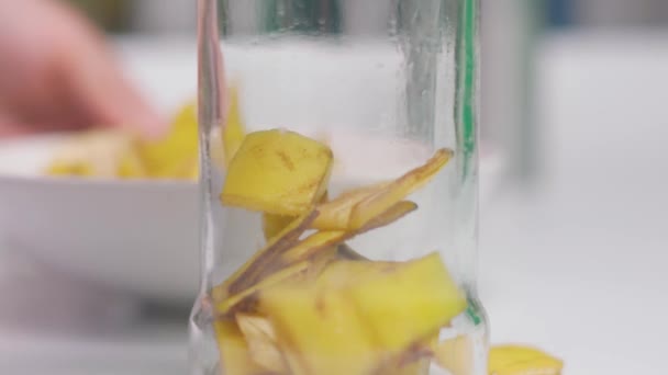 Hacer fertilizante para cáscara de plátano — Vídeos de Stock
