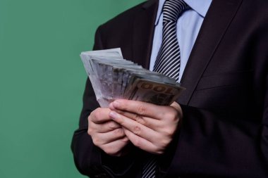 Bir devlet memuru cebine bir tomar para koydu.