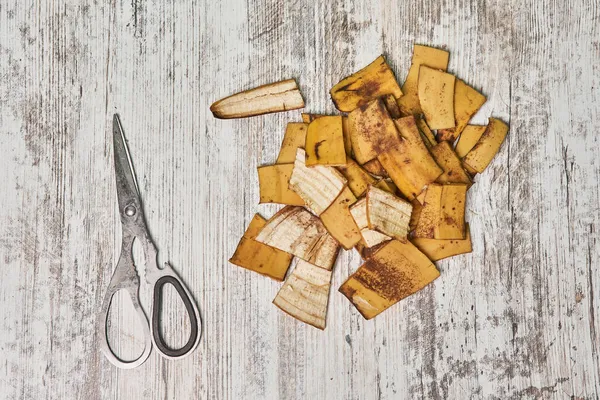 Bananenschil meststof - gesneden bananenschillen in kleine stukjes — Stockfoto